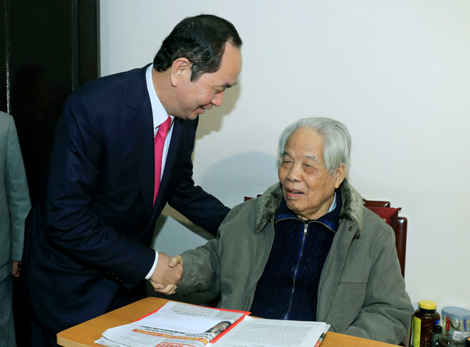 阮富仲和陈大光登门拜访前越共中央总书记杜梅并向其祝寿 ảnh 2 阮富仲和陈大光登门拜访前越共中央总书记杜梅并向其祝寿 ảnh 2