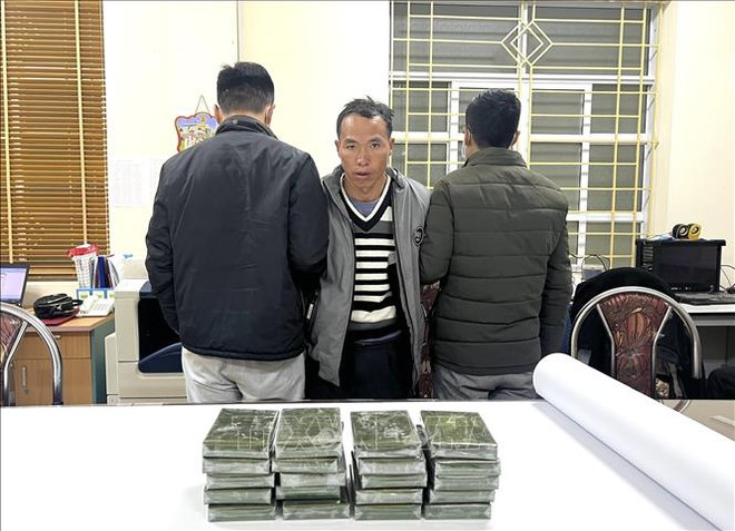 老街省破获一起跨国毒品贩卖案 查获20块海洛因 ảnh 1