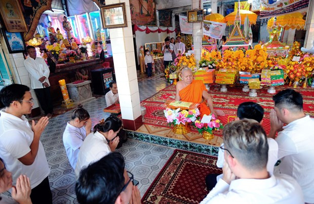 前往朔庄省颂荣寺参加供僧衣节 ảnh 1