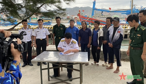 海军第四区部队在卡纳港移交一艘发动机发生故障的渔船 ảnh 1