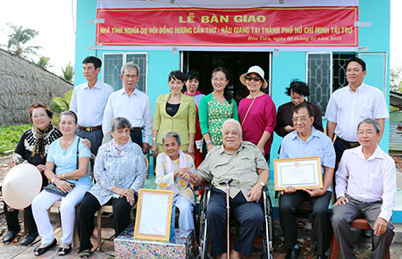 后江省开展春节优抚家庭和贫困户慰问走访活动 ảnh 1