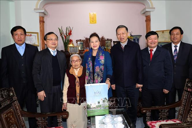 越南国会主席阮氏金银在兴安省新农村乡调研 ảnh 3 越南国会主席阮氏金银在兴安省新农村乡调研 ảnh 3