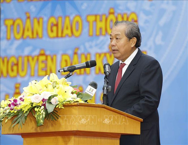 越南隆安省集装箱车连撞等待红灯车辆案——敲响交通安全警钟 ảnh 1