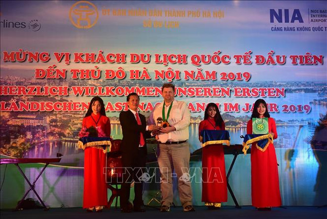 河内和胡志明市等省市迎来2019年第一位国际游客 ảnh 1