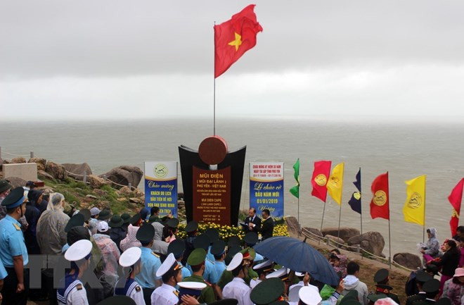 越南大陆领土最东端地区举行2019年新年升旗仪式 ảnh 1 越南大陆领土最东端地区举行2019年新年升旗仪式 ảnh 1