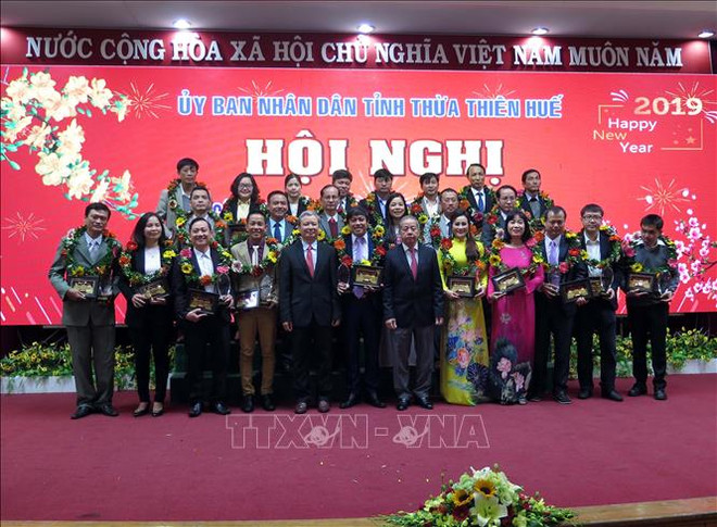 承天顺化省向32家优秀企业给予表彰 ảnh 1 承天顺化省向32家优秀企业给予表彰 ảnh 1