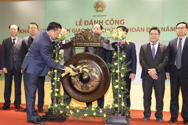 越南证券交易所举行2019年开市敲锣仪式 ảnh 1 越南证券交易所举行2019年开市敲锣仪式 ảnh 1