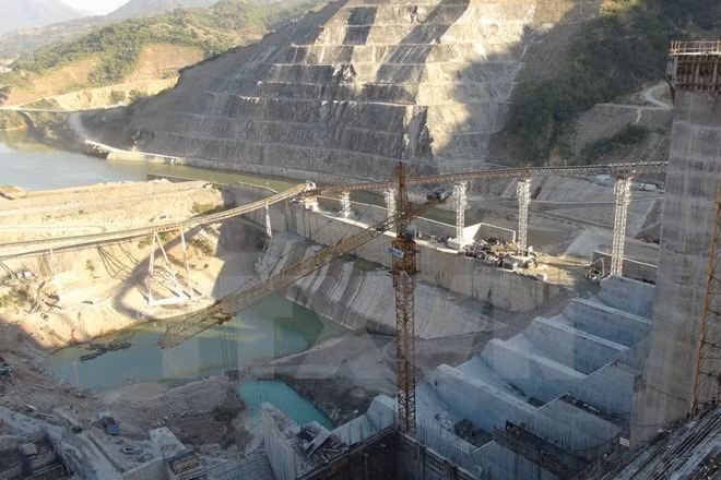 越南莱州水电站一号机组转子成功吊装 ảnh 1