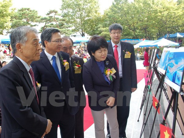 中国在东海非法建设人工岛图片展在韩国举行 ảnh 1