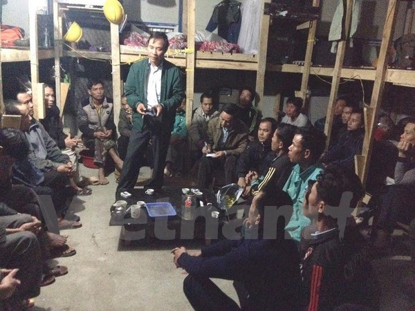 越南驻阿尔及利亚大使馆代表走访慰问在罕西拉工地上的越南劳工 ảnh 1