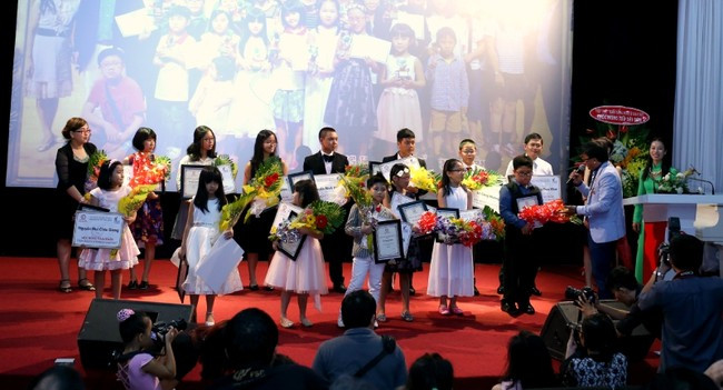 清化省近200名优秀贫困学生和大学生荣获助学金 ảnh 1 清化省近200名优秀贫困学生和大学生荣获助学金 ảnh 1