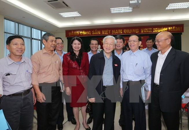 越共中央总书记阮富仲接触河内市选民 ảnh 1 越共中央总书记阮富仲接触河内市选民 ảnh 1