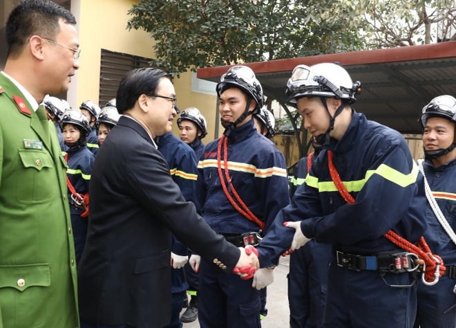 2020庚子年春节即将到来：河内市领导走访慰问公安、军队单位和教区 ảnh 2