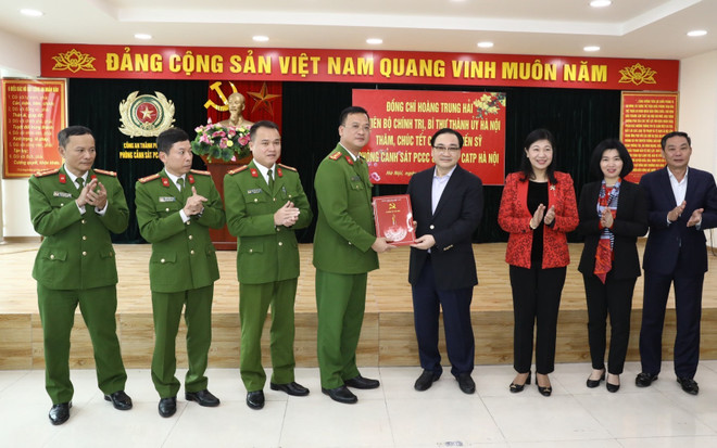 2020庚子年春节即将到来：河内市领导走访慰问公安、军队单位和教区 ảnh 1