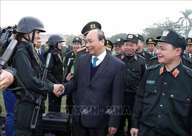 越南政府总理阮春福视察机动警察部队的战备情况 ảnh 1 越南政府总理阮春福视察机动警察部队的战备情况 ảnh 1