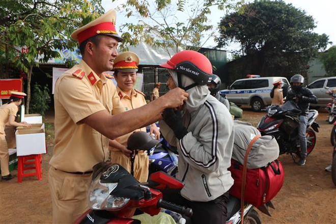张和平副总理:主动提醒、引导并帮助驾驶人春节期间安全通行 ảnh 1 张和平副总理:主动提醒、引导并帮助驾驶人春节期间安全通行 ảnh 1