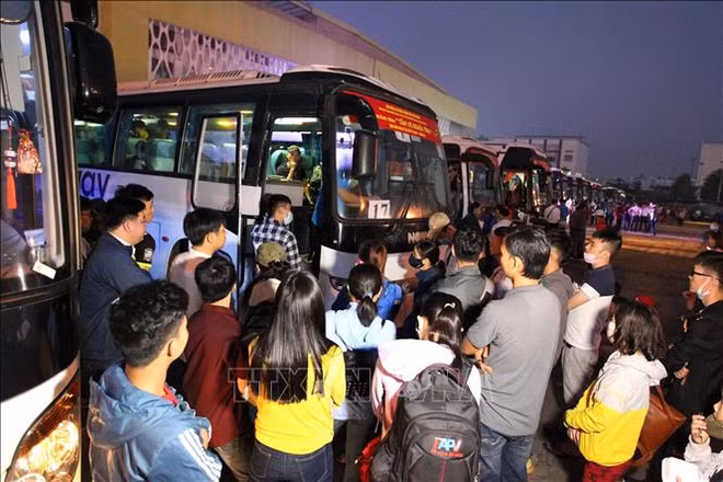 胡志明市举行春节爱心列车活动送贫困职工回家过春节 ảnh 1