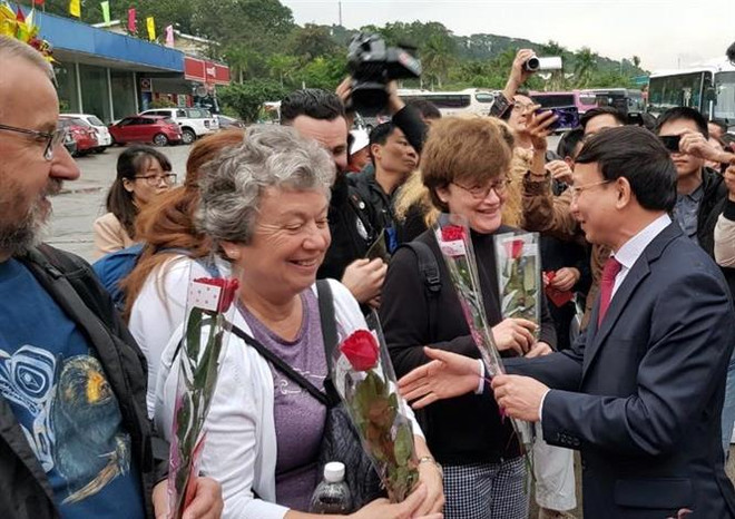 广宁省迎接2020年新年首批外国游客“冲年喜” ảnh 1 广宁省迎接2020年新年首批外国游客“冲年喜” ảnh 1