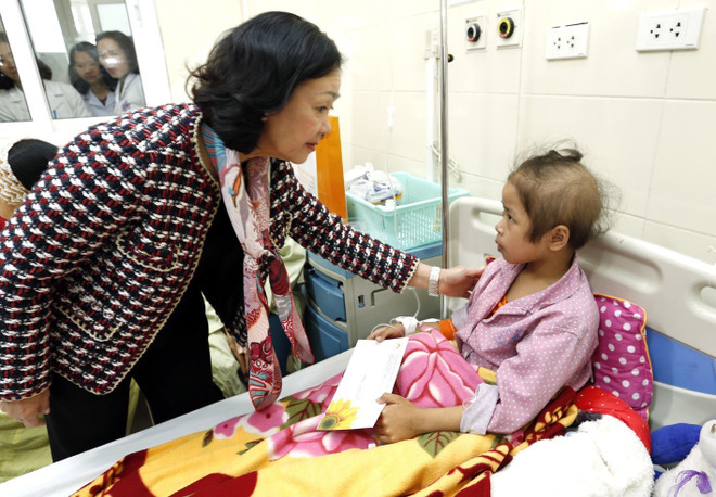 越共中央民运部部长张氏梅亲切慰问癌症患者 ảnh 1 越共中央民运部部长张氏梅亲切慰问癌症患者 ảnh 1