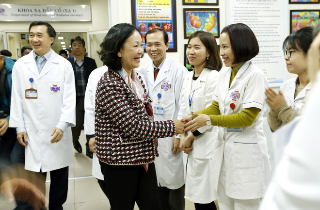 越共中央民运部部长张氏梅亲切慰问癌症患者 ảnh 2 越共中央民运部部长张氏梅亲切慰问癌症患者 ảnh 2