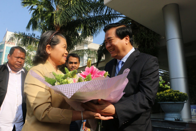 柬埔寨副首相梅森安春节之际率团走访越南隆安省 ảnh 2 柬埔寨副首相梅森安春节之际率团走访越南隆安省 ảnh 2