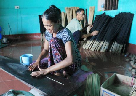 北宁省爪村努力保护传统佛香制作技艺 ảnh 1 北宁省爪村努力保护传统佛香制作技艺 ảnh 1