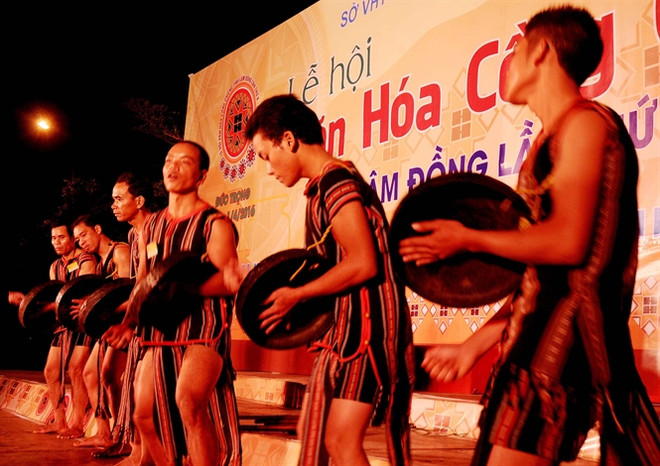 西原辽阔草原上响亮的锣钲声音 ảnh 1