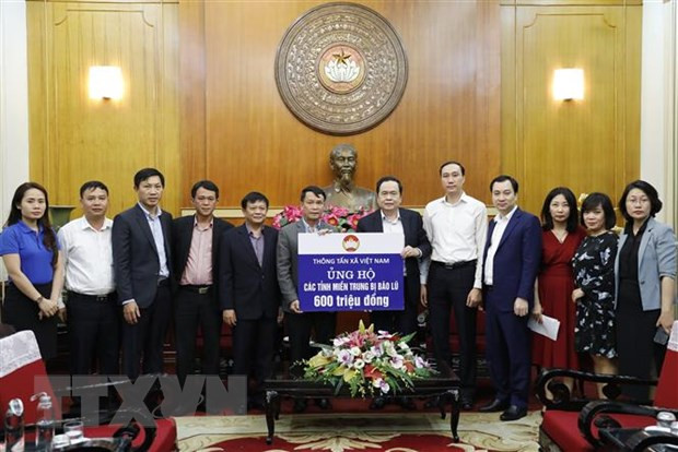 越南祖国阵线中央委员会共接收社会各界向中部灾区捐款2650亿越盾 ảnh 1 越南祖国阵线中央委员会共接收社会各界向中部灾区捐款2650亿越盾 ảnh 1