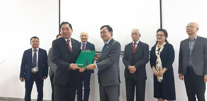 意大利—越南友好协会赠送有关胡志明主席的两本意大利语书籍 ảnh 1