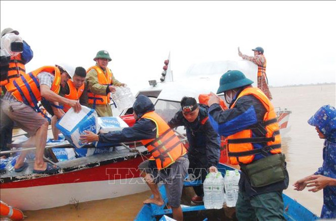 向越南中部地区受灾民众赠送救灾物资 ảnh 1 向越南中部地区受灾民众赠送救灾物资 ảnh 1