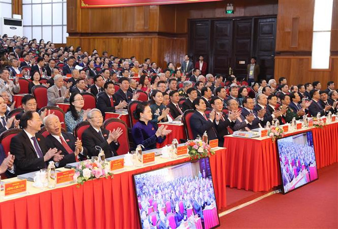 越共中央政治局委员、国会主席阮氏金银出席越共清化省第十九次代表大会 ảnh 2