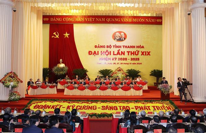 越共中央政治局委员、国会主席阮氏金银出席越共清化省第十九次代表大会 ảnh 1