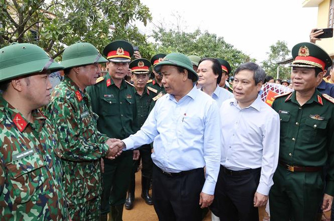政府总理阮春福:为洪灾地区灾民救援活动创造便利条件 ảnh 2 政府总理阮春福:为洪灾地区灾民救援活动创造便利条件 ảnh 2