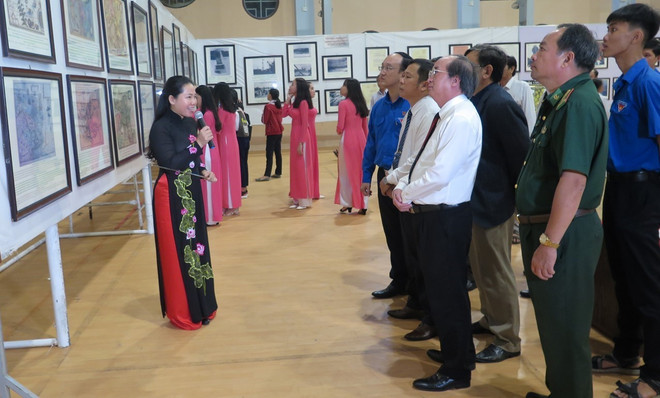 “黄沙长沙归属越南-历史证据和法律依据”图片资料展在富安省举行 ảnh 1
