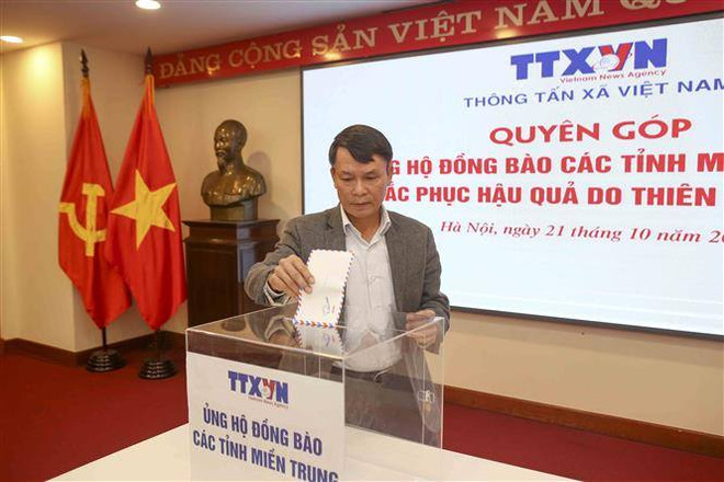 向越南中部地区受灾民众赠送救灾物资 ảnh 2 向越南中部地区受灾民众赠送救灾物资 ảnh 2