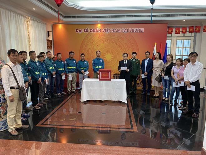 旅外越南人纷纷举行爱心捐款活动 帮助中部灾民开展灾后重建工作 ảnh 1