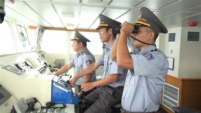 海军军种增派两艘渔检船参与平定省26名渔民搜救工作 ảnh 1
