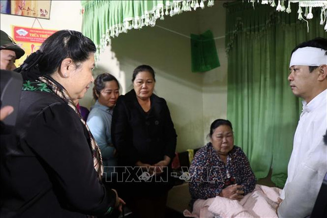 国会常务副主席丛氏放走访承天顺化省灾民 ảnh 1