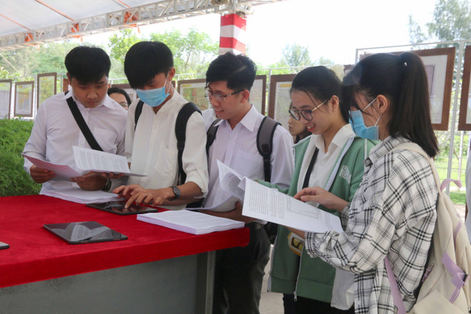 “黄沙长沙归属越南-历史证据和法律依据”图片资料展在茶荣大学举行 ảnh 2 “黄沙长沙归属越南-历史证据和法律依据”图片资料展在茶荣大学举行 ảnh 2