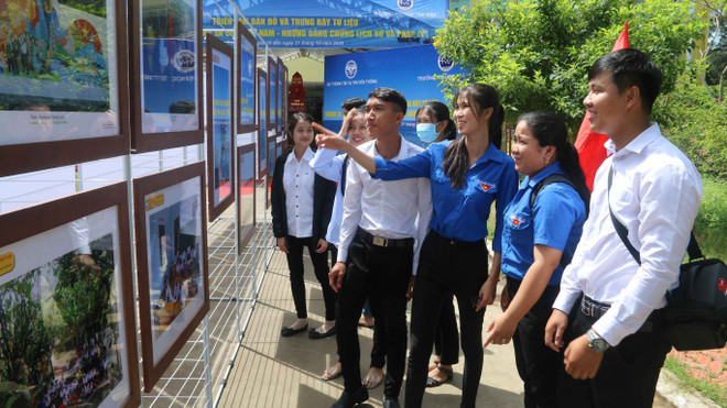 “黄沙长沙归属越南-历史证据和法律依据”图片资料展在茶荣大学举行 ảnh 1 “黄沙长沙归属越南-历史证据和法律依据”图片资料展在茶荣大学举行 ảnh 1