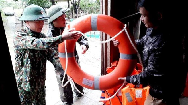 郑廷勇副总理前往广平省检查防灾救灾工作 慰问灾区群众 ảnh 2 郑廷勇副总理前往广平省检查防灾救灾工作 慰问灾区群众 ảnh 2