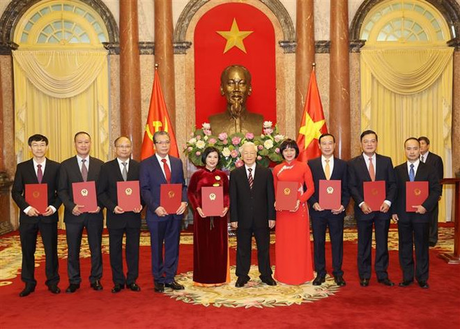越共中央总书记、国家主席阮富仲向驻外大使颁发任命书 ảnh 1 越共中央总书记、国家主席阮富仲向驻外大使颁发任命书 ảnh 1