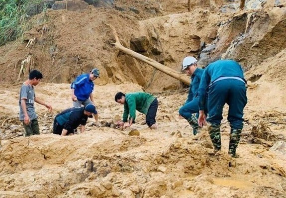 广南省南茶媚县泥石流事故:21人幸运脱险 ảnh 2  广南省南茶媚县泥石流事故:21人幸运脱险 ảnh 2