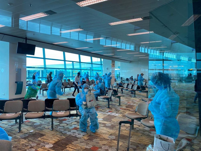 新冠肺炎疫情:将滞留新加坡的240余名越南公民接回国 ảnh 1 新冠肺炎疫情:将滞留新加坡的240余名越南公民接回国 ảnh 1