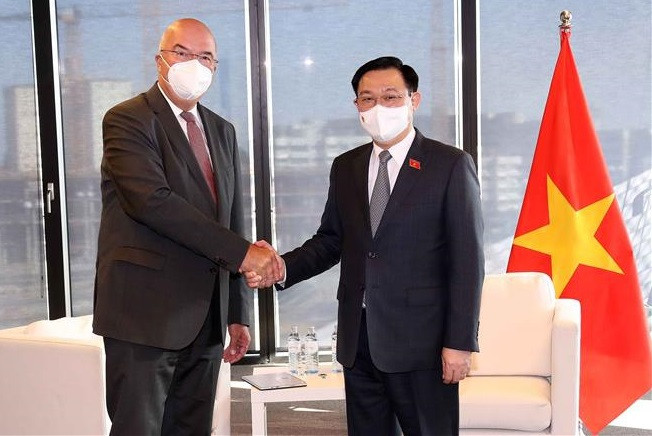 越南国会主席王廷惠会见奥地利部分企业代表 ảnh 1 越南国会主席王廷惠会见奥地利部分企业代表 ảnh 1