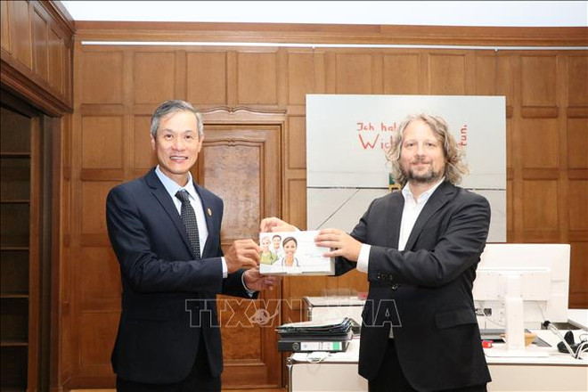 德国世界大学服务机构向越南捐赠18万套快速检测试剂盒 ảnh 1