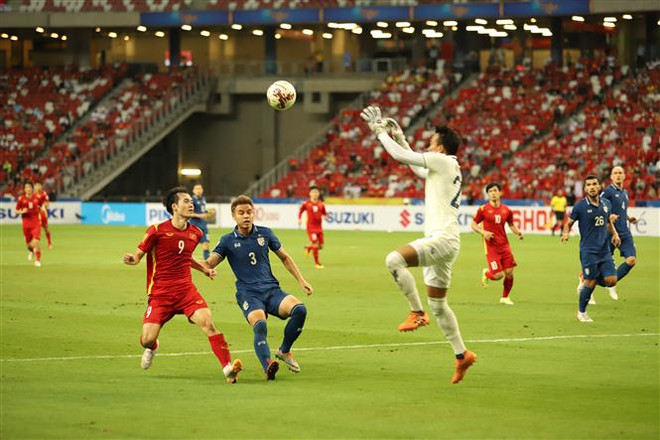 2020年“铃木杯”东南亚男足锦标赛半决赛首回合：越南队0-2输给泰国队 ảnh 1