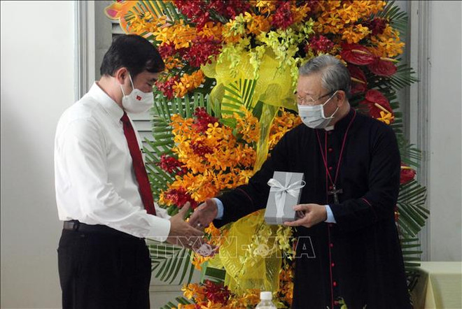 胡志明市领导人在圣诞节和新年之际走访慰问天主教界人士 ảnh 2 胡志明市领导人在圣诞节和新年之际走访慰问天主教界人士 ảnh 2
