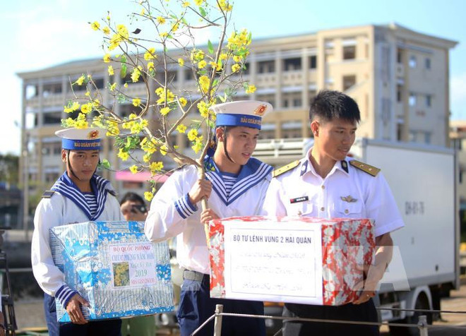 全国青年向长沙群岛上守岛战士送温暖献爱心 ảnh 1 全国青年向长沙群岛上守岛战士送温暖献爱心 ảnh 1
