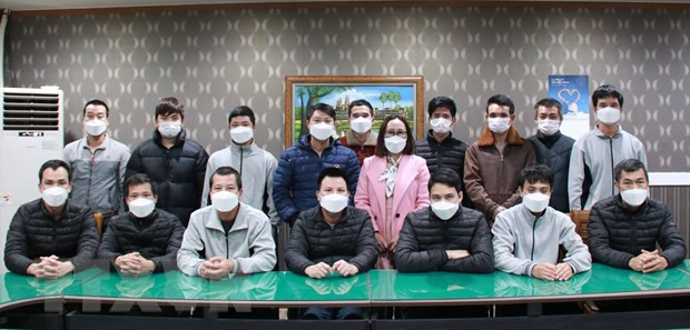 越南驻韩国大使馆向沉船事故中遇险的17名船员提供援助 ảnh 1 越南驻韩国大使馆向沉船事故中遇险的17名船员提供援助 ảnh 1
